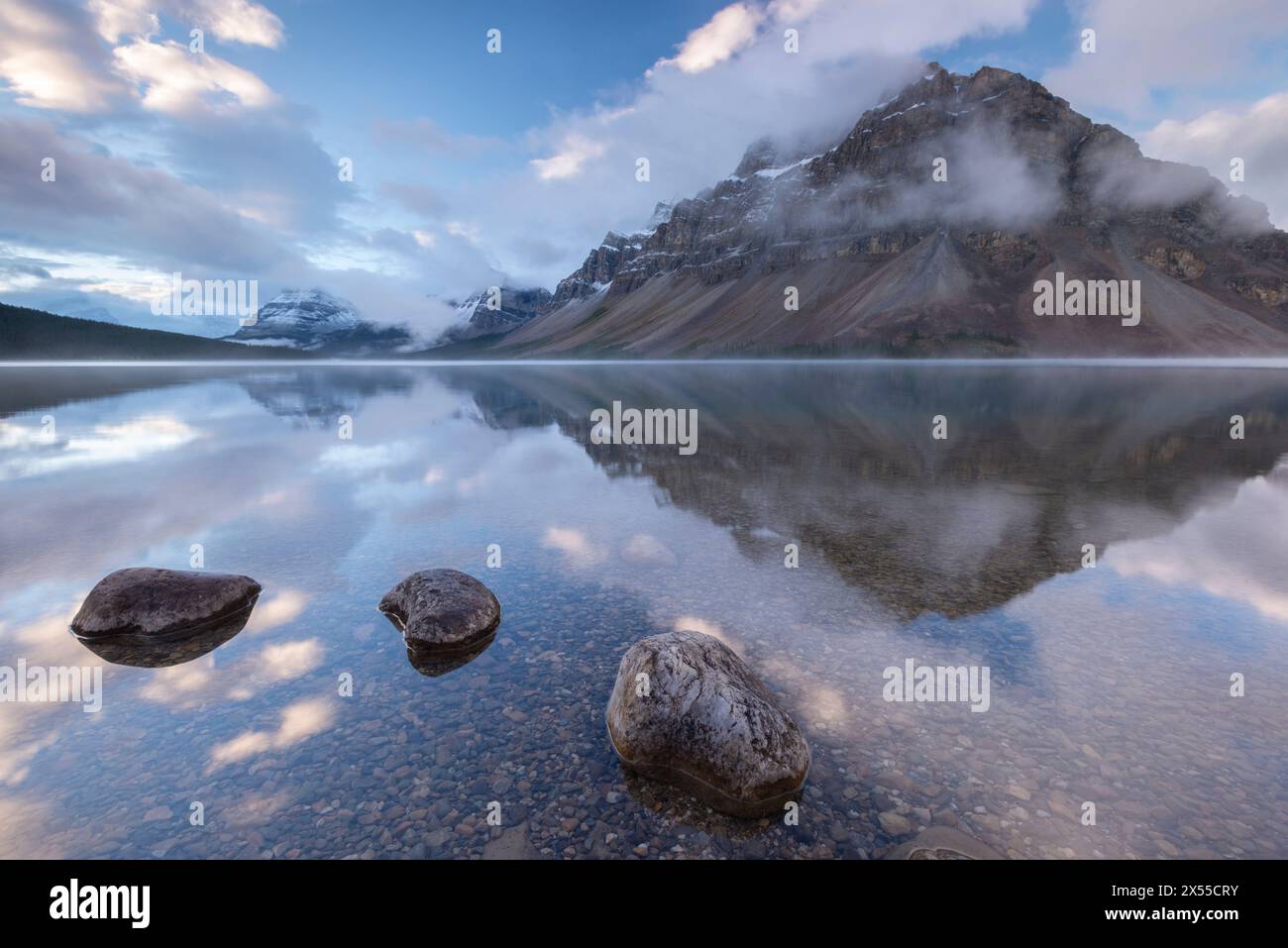 Reflets miroirs du mont Crowfoot dans le lac Bow à l'aube dans les Rocheuses canadiennes, parc national Banff, Alberta, Canada. Automne (septembre) 2016. Banque D'Images