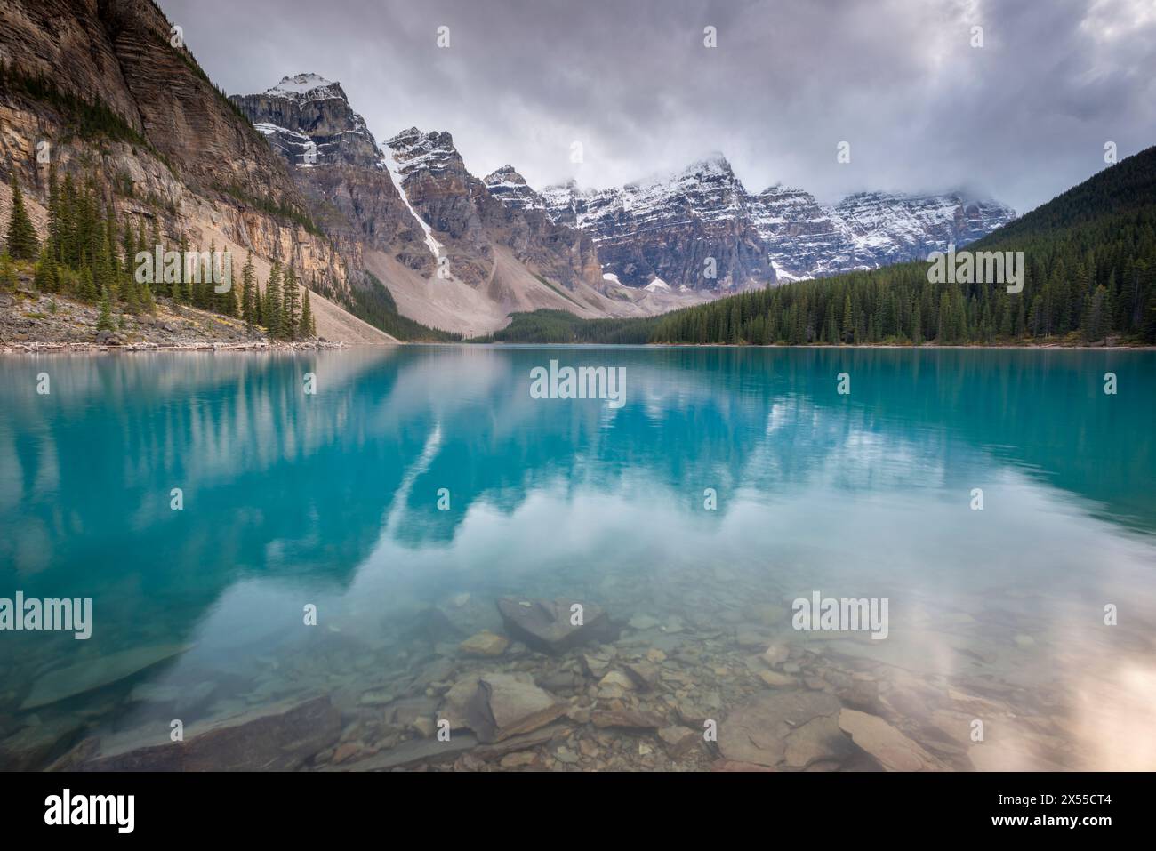 Eau turquoise au lac Moraine dans les Rocheuses canadiennes, parc national Banff, Alberta, Canada. Banque D'Images