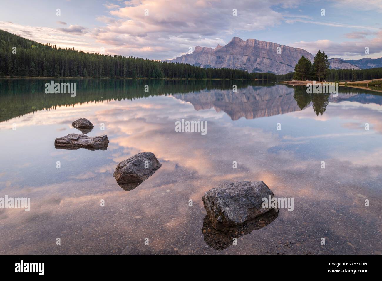 Le mont Rundle reflété dans le miroir les eaux calmes du lac Two Jack dans les Rocheuses canadiennes, parc national Banff, Alberta, Canada. Banque D'Images