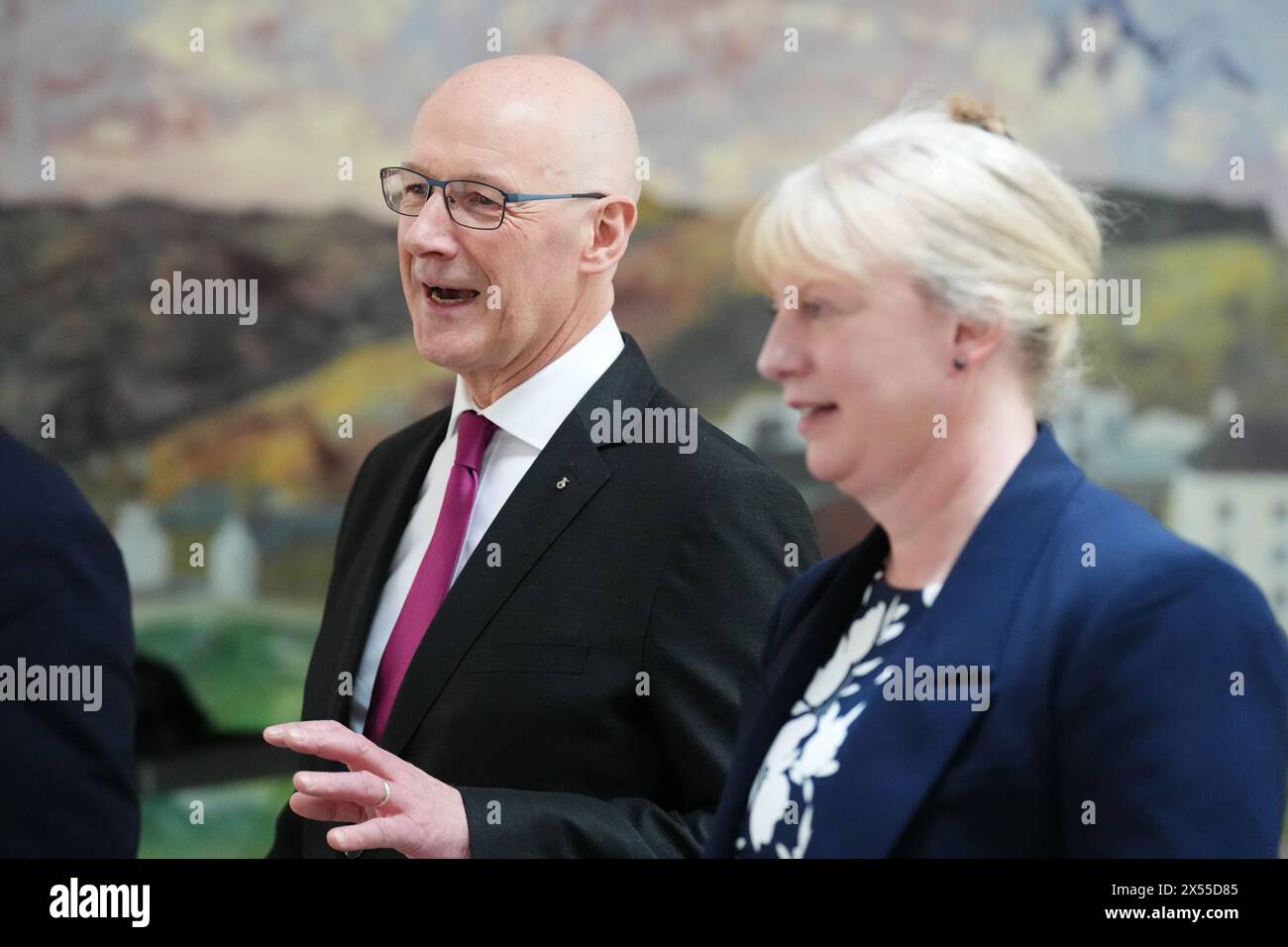 John Swinney, chef nouvellement élu du Parti national écossais (SNP), avec le vice-premier ministre d'Écosse Shona Robison, au Parlement écossais à Édimbourg. Date de la photo : mardi 7 mai 2024. Banque D'Images