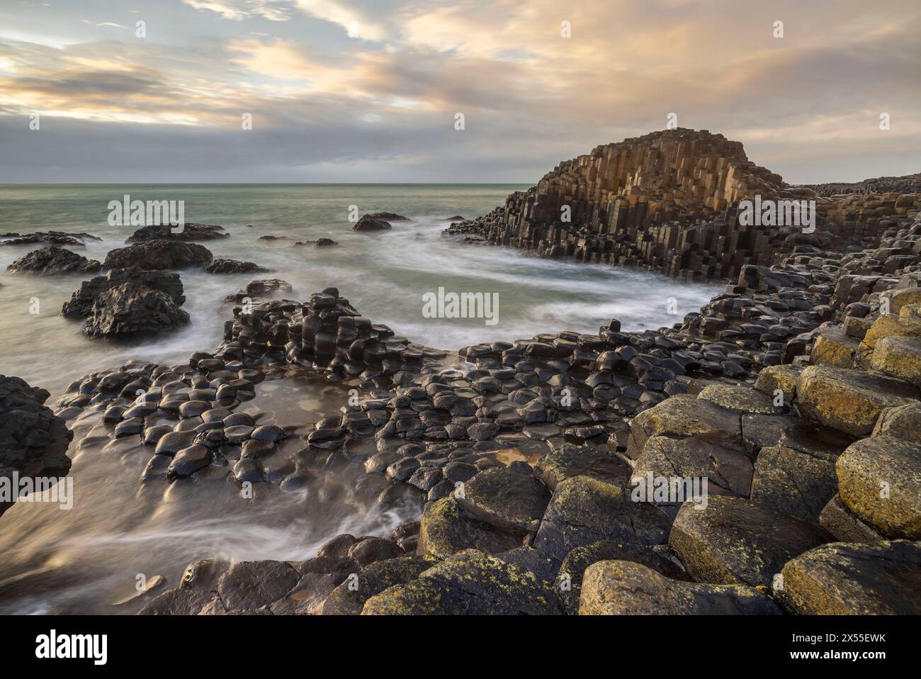 Coucher de soleil sur la chaussée des géants sur la côte de chaussée du comté d'Antrim, Irlande du Nord. Printemps (mars) 2024. Banque D'Images