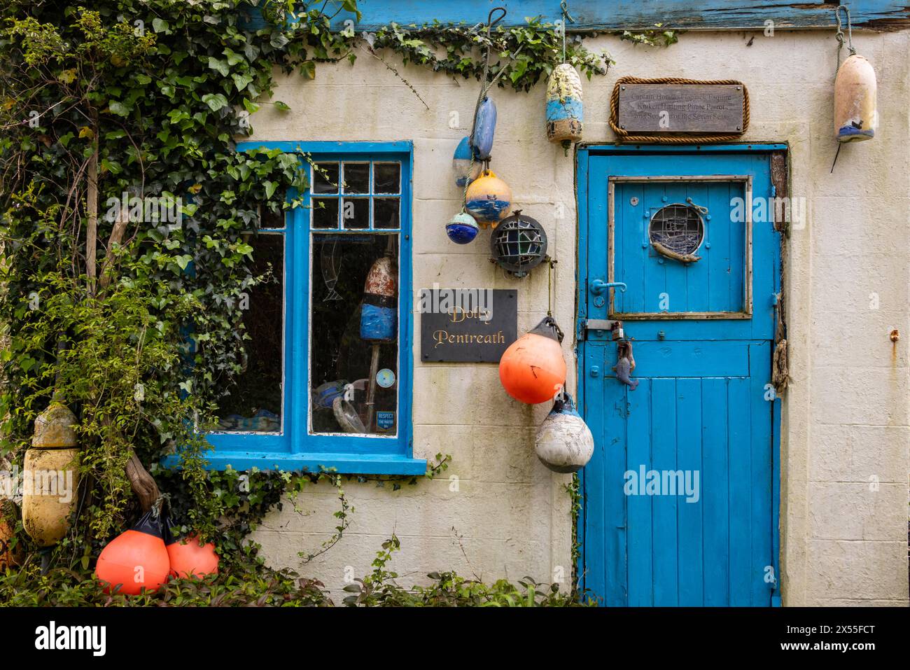 Cabane de pêche dans le village côtier de Cadgwith sur la péninsule de Lizard, Cornouailles, Angleterre. Printemps (avril) 2024. Banque D'Images
