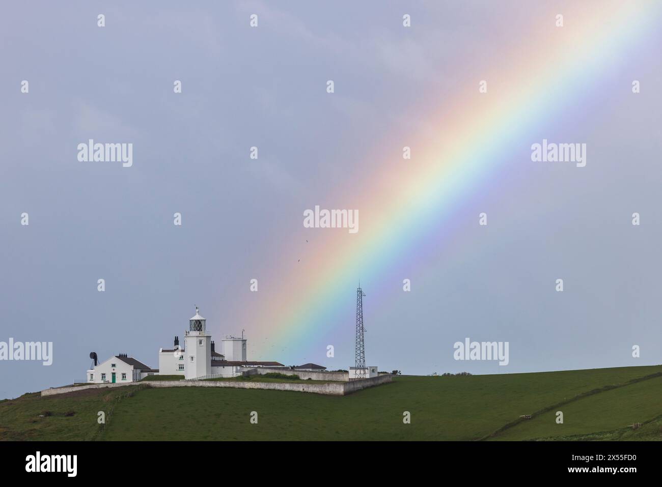 Arc-en-ciel au-dessus du phare de Lizard point sur la péninsule de Lizard, Cornouailles, Angleterre. Printemps (avril) 2024. Banque D'Images
