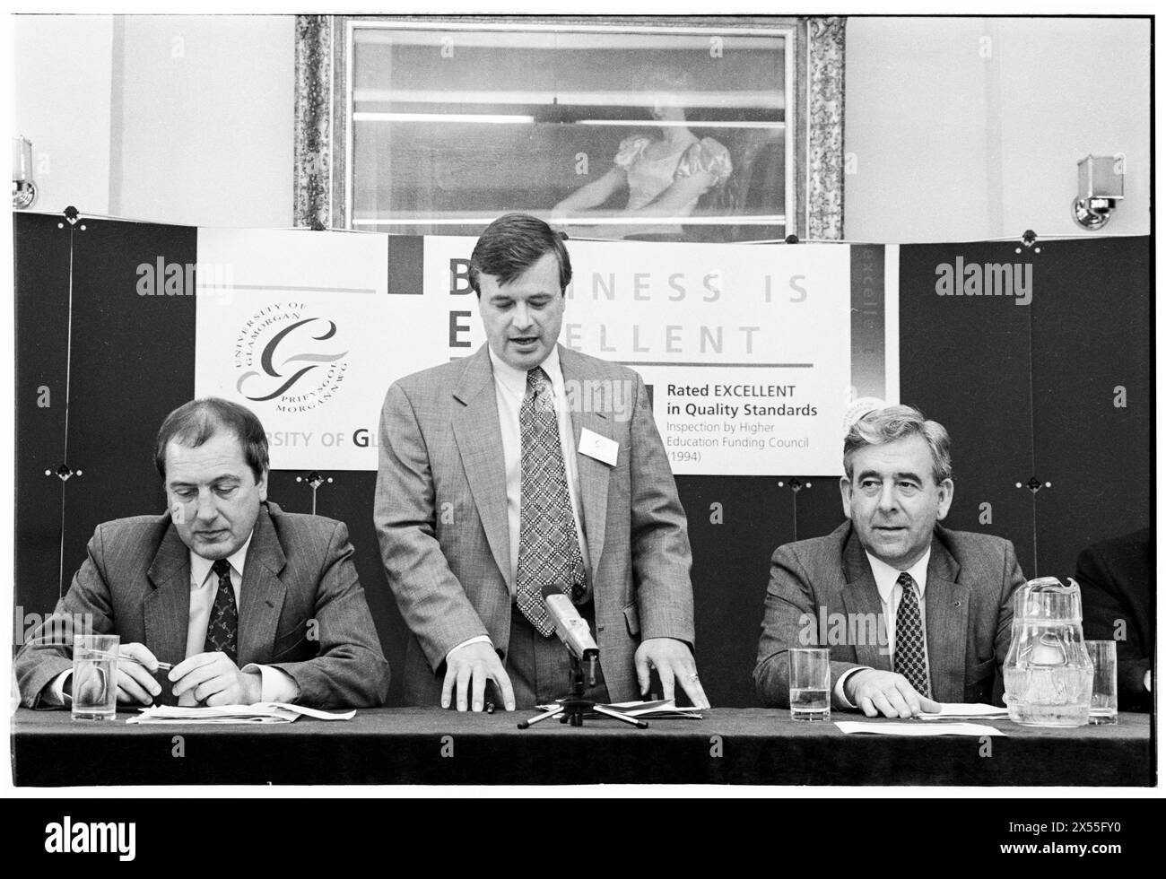 GLYN MATHIAS, JOURNALISTE, 1995 : la journaliste galloise Glyn Mathias anime un panel politique public accompagné de Ron Davies et Dafydd Wigley sur le développement régional dans une université. Les politiciens gallois se réunissent pour une conférence sur le développement à l'Université de Glamorgan à Treforest, pays de Galles, Royaume-Uni le 5 juin 1995. Photo : Rob Watkins Banque D'Images