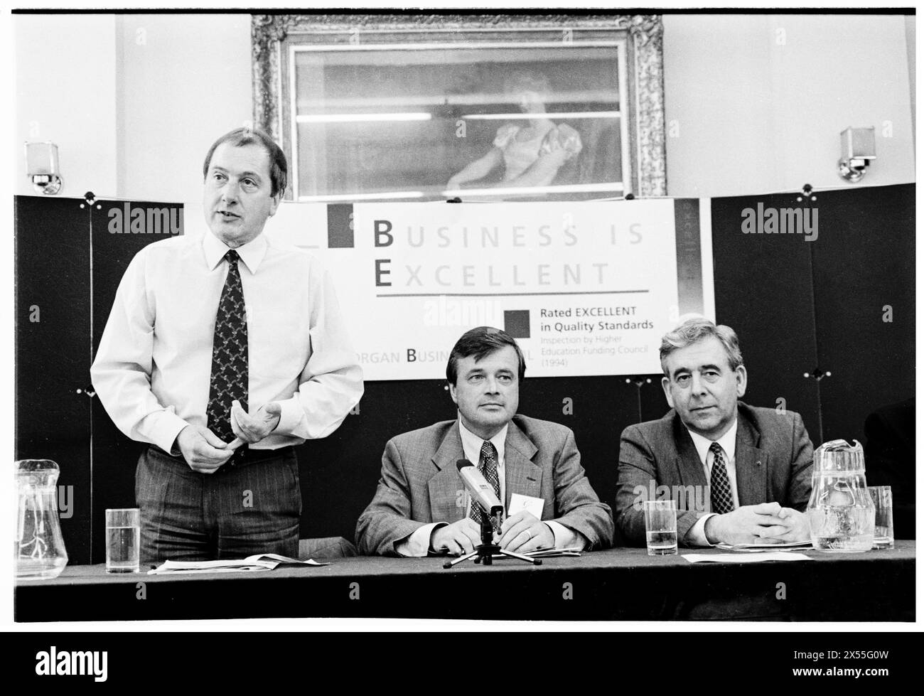 RON DAVIES, LEADER SYNDICAL GALLOIS, 1995 : le politicien gallois Ron Davies, député avec le journaliste Glyn Mathias et le leader de Plaid Cymru Dafydd Wigley lors d'un panel organisé par l'université. Les politiciens gallois se réunissent pour une conférence sur le développement à l'Université de Glamorgan à Treforest, pays de Galles, Royaume-Uni le 5 juin 1995. Photo : Rob Watkins. INFO : Ron Davies, un homme politique britannique, a été député de Caerphilly de 1983 à 2001. Membre du Parti travailliste, il occupe des postes ministériels, y compris celui de secrétaire d'État au pays de Galles, mais démissionne après un incident controversé en 1998. Banque D'Images