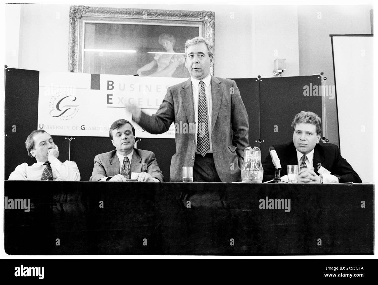 DAFYDD WIGLEY, PLAID CYMRU, 1995 : le leader de plaid Cymru Dafydd Wigley est suivi par Ron Davies, Glyn Mathias et Cllr d Edwards lors d'un panel politique public sur le développement régional organisé par l'université. Les politiciens gallois se réunissent pour une conférence sur le développement à l'Université de Glamorgan à Treforest, pays de Galles, Royaume-Uni le 5 juin 1995. Photo : Rob Watkins. INFO : Dafydd Wigley, un éminent politicien gallois, a été le chef de Plaid Cymru de 1981 à 1984 et de nouveau de 1991 à 2000. Connu pour son plaidoyer passionné pour l'indépendance galloise, il a joué un rôle central dans l'élaboration de la politique galloise. Banque D'Images