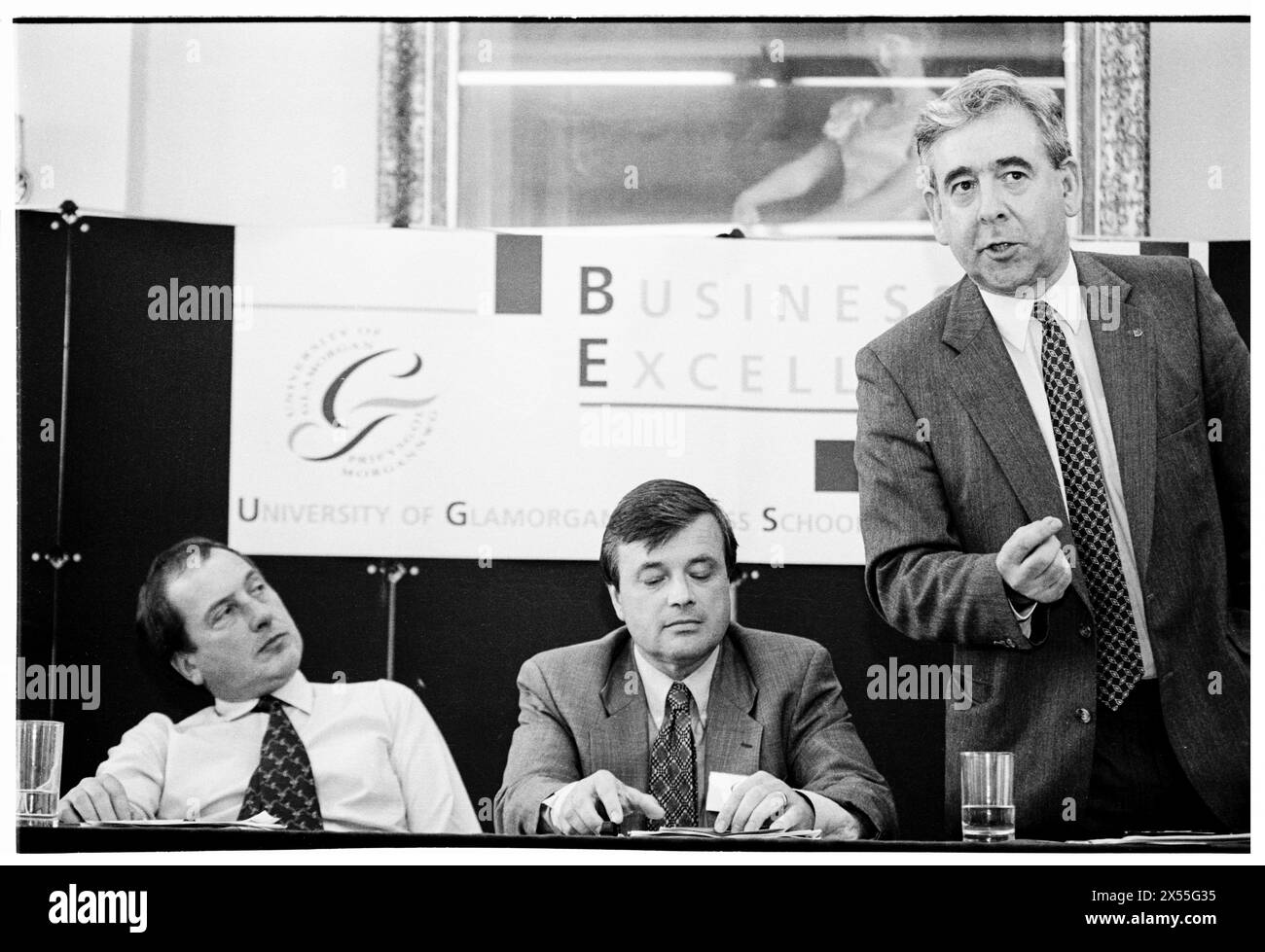 DAFYDD WIGLEY, PLAID CYMRU, 1995 : le leader de plaid Cymru Dafydd Wigley est suivi par Ron Davies et Glyn Mathias lors d'un panel politique public sur le développement régional organisé par l'université. Les politiciens gallois se réunissent pour une conférence sur le développement à l'Université de Glamorgan à Treforest, pays de Galles, Royaume-Uni le 5 juin 1995. Photo : Rob Watkins. INFO : Dafydd Wigley, un éminent politicien gallois, a été le chef de Plaid Cymru de 1981 à 1984 et de nouveau de 1991 à 2000. Connu pour son plaidoyer passionné pour l'indépendance galloise, il a joué un rôle central dans l'élaboration de la politique galloise. Banque D'Images