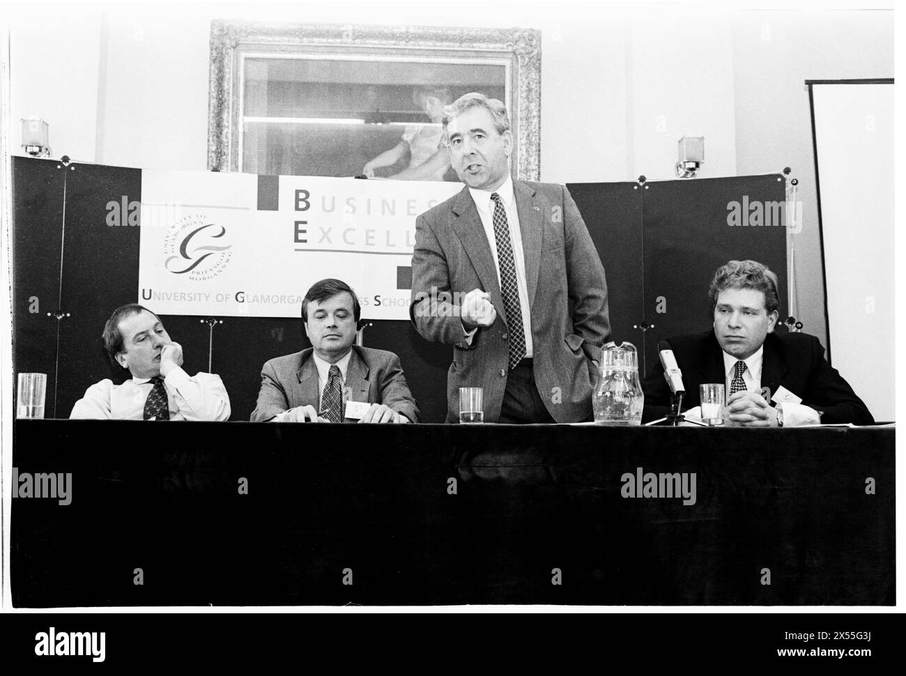 DAFYDD WIGLEY, PLAID CYMRU, 1995 : le leader de plaid Cymru Dafydd Wigley est suivi par Ron Davies, Glyn Mathias et Cllr d Edwards lors d'un panel politique public sur le développement régional organisé par l'université. Les politiciens gallois se réunissent pour une conférence sur le développement à l'Université de Glamorgan à Treforest, pays de Galles, Royaume-Uni le 5 juin 1995. Photo : Rob Watkins. INFO : Dafydd Wigley, un éminent politicien gallois, a été le chef de Plaid Cymru de 1981 à 1984 et de nouveau de 1991 à 2000. Connu pour son plaidoyer passionné pour l'indépendance galloise, il a joué un rôle central dans l'élaboration de la politique galloise. Banque D'Images