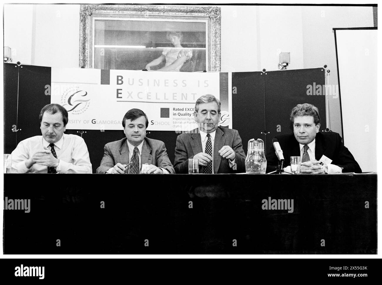 DAFYDD WIGLEY, PLAID CYMRU, 1995 : le leader de plaid Cymru Dafydd Wigley est suivi par Ron Davies, Glyn Mathias et Cllr d Edwards lors d'un panel politique public sur le développement régional organisé par l'université. Les politiciens gallois se réunissent pour une conférence sur le développement à l'Université de Glamorgan à Treforest, pays de Galles, Royaume-Uni le 5 juin 1995. Photo : Rob Watkins. INFO : Dafydd Wigley, un éminent politicien gallois, a été le chef de Plaid Cymru de 1981 à 1984 et de nouveau de 1991 à 2000. Connu pour son plaidoyer passionné pour l'indépendance galloise, il a joué un rôle central dans l'élaboration de la politique galloise. Banque D'Images