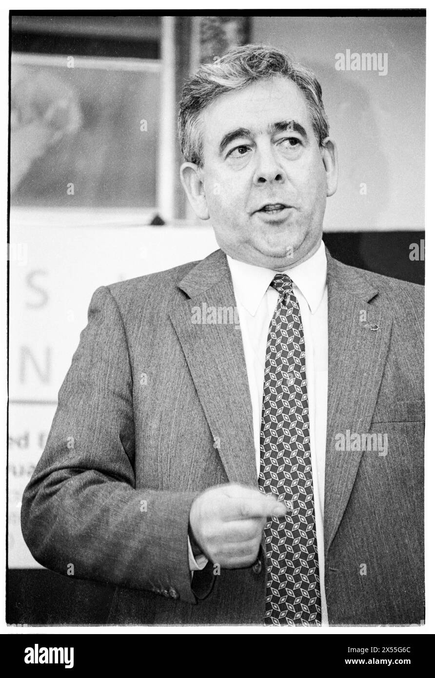 DAFYDD WIGLEY, PLAID CYMRU, 1995 : le leader de plaid Cymru Dafydd Wigley lors d'un panel politique public sur le développement régional organisé par l'université. Les politiciens gallois se réunissent pour une conférence sur le développement à l'Université de Glamorgan à Treforest, pays de Galles, Royaume-Uni le 5 juin 1995. Photo : Rob Watkins. INFO : Dafydd Wigley, un éminent politicien gallois, a été le chef de Plaid Cymru de 1981 à 1984 et de nouveau de 1991 à 2000. Connu pour son plaidoyer passionné pour l'indépendance galloise, il a joué un rôle central dans l'élaboration de la politique galloise. Banque D'Images