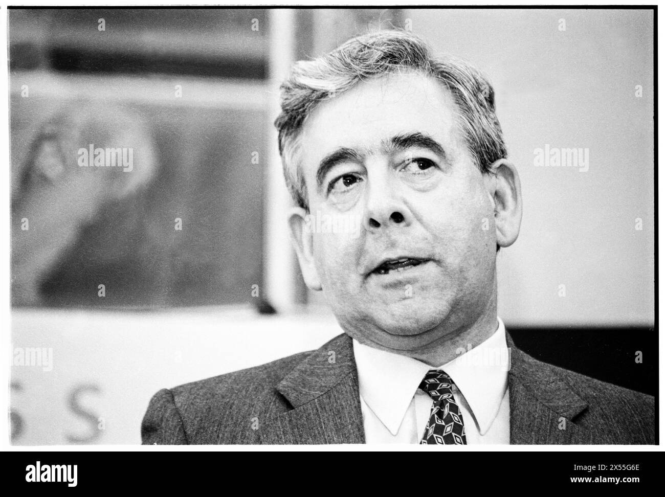DAFYDD WIGLEY, PLAID CYMRU, 1995 : le leader de plaid Cymru Dafydd Wigley lors d'un panel politique public sur le développement régional organisé par l'université. Les politiciens gallois se réunissent pour une conférence sur le développement à l'Université de Glamorgan à Treforest, pays de Galles, Royaume-Uni le 5 juin 1995. Photo : Rob Watkins. INFO : Dafydd Wigley, un éminent politicien gallois, a été le chef de Plaid Cymru de 1981 à 1984 et de nouveau de 1991 à 2000. Connu pour son plaidoyer passionné pour l'indépendance galloise, il a joué un rôle central dans l'élaboration de la politique galloise. Banque D'Images