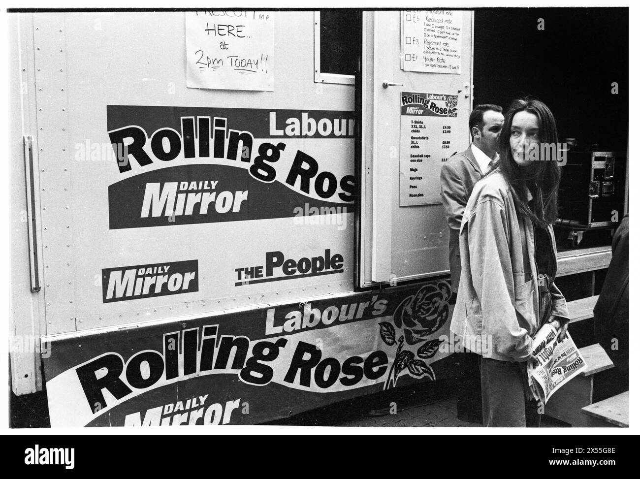 PARTI TRAVAILLISTE, ROLLING ROSE TOUR, 1997 : les travailleurs du parti et les membres du public se rassemblent pour regarder les discours du New Labour lors de la Rolling Rose Tour à St David's Hall à Cardiff, au pays de Galles, le 5 juillet 1995. Le Rolling Rose Tour est une série de décors conçus pour augmenter le nombre de membres du Parti travailliste alors qu'il est dans l'opposition. Photo : Rob Watkins. Banque D'Images