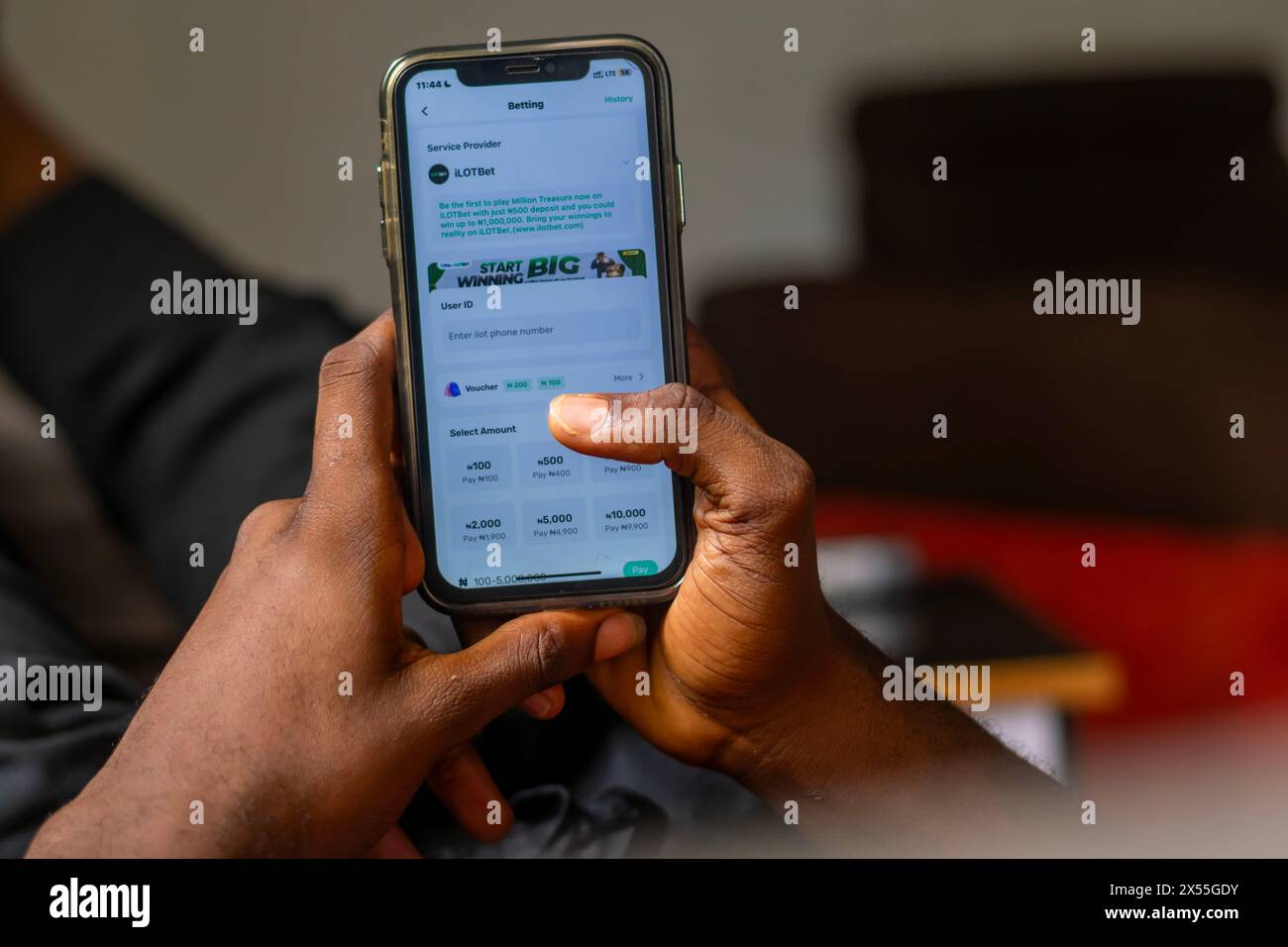 Lagos, Nigeria - 5 mai 2024 : gros plan logo de la fintech africaine OPay sur iPhone. Opay est une société basée au Nigeria qui facilite le mobile et les Paris tran Banque D'Images