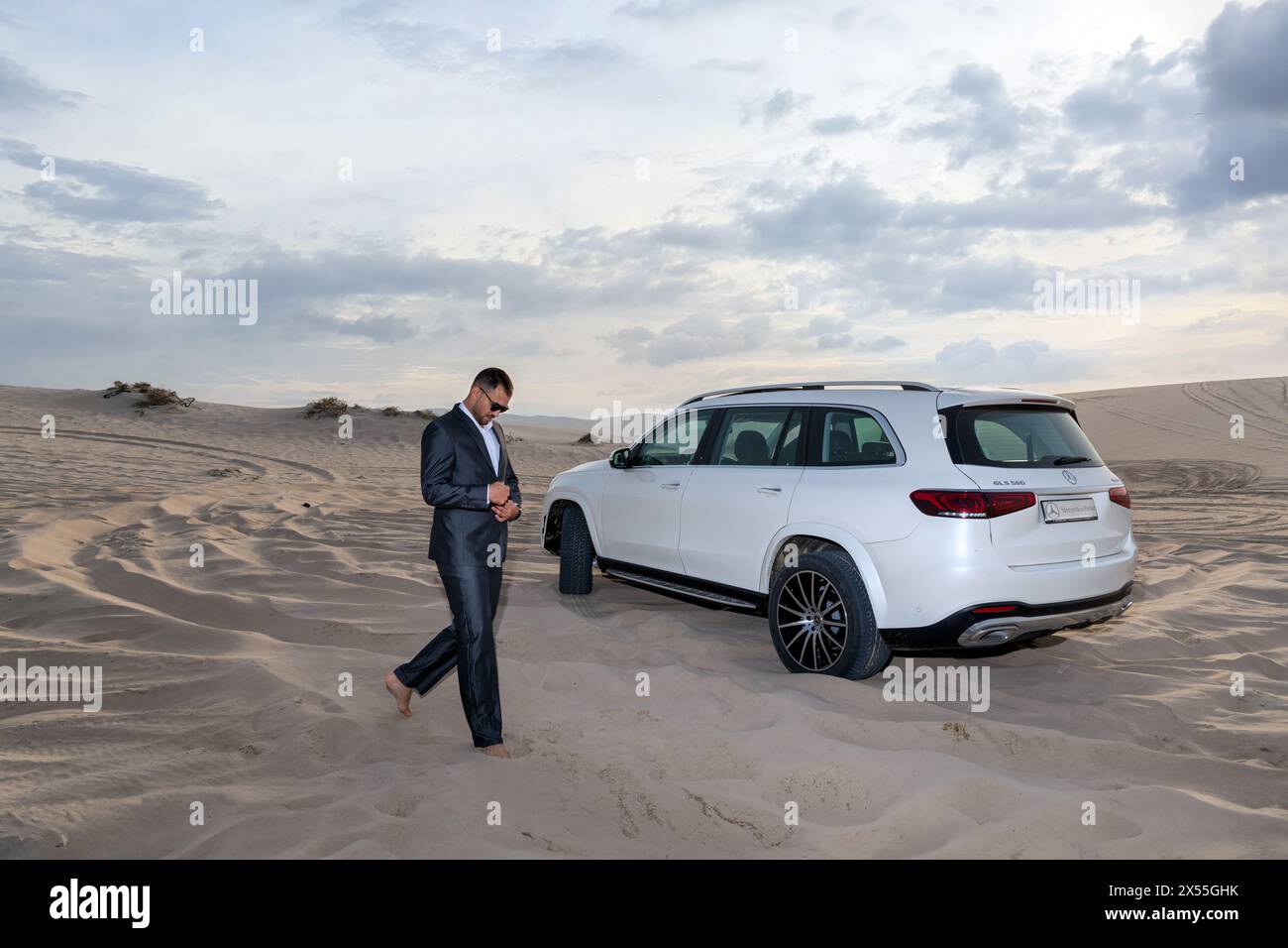 Mercedes Benz GLS 580, 4Matic 4x4 véhicules ballotant à travers les dunes du désert dans le soleil du soir Banque D'Images