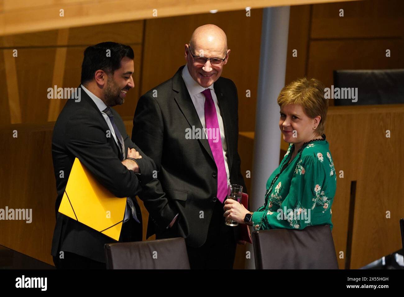 John Swinney (au centre), nouveau chef élu du Parti national écossais (SNP), accompagné du premier ministre sortant Humza Yousaf et de l'ancien premier ministre Nicola Sturgeon, au Parlement écossais à Édimbourg. Date de la photo : mardi 7 mai 2024. Banque D'Images