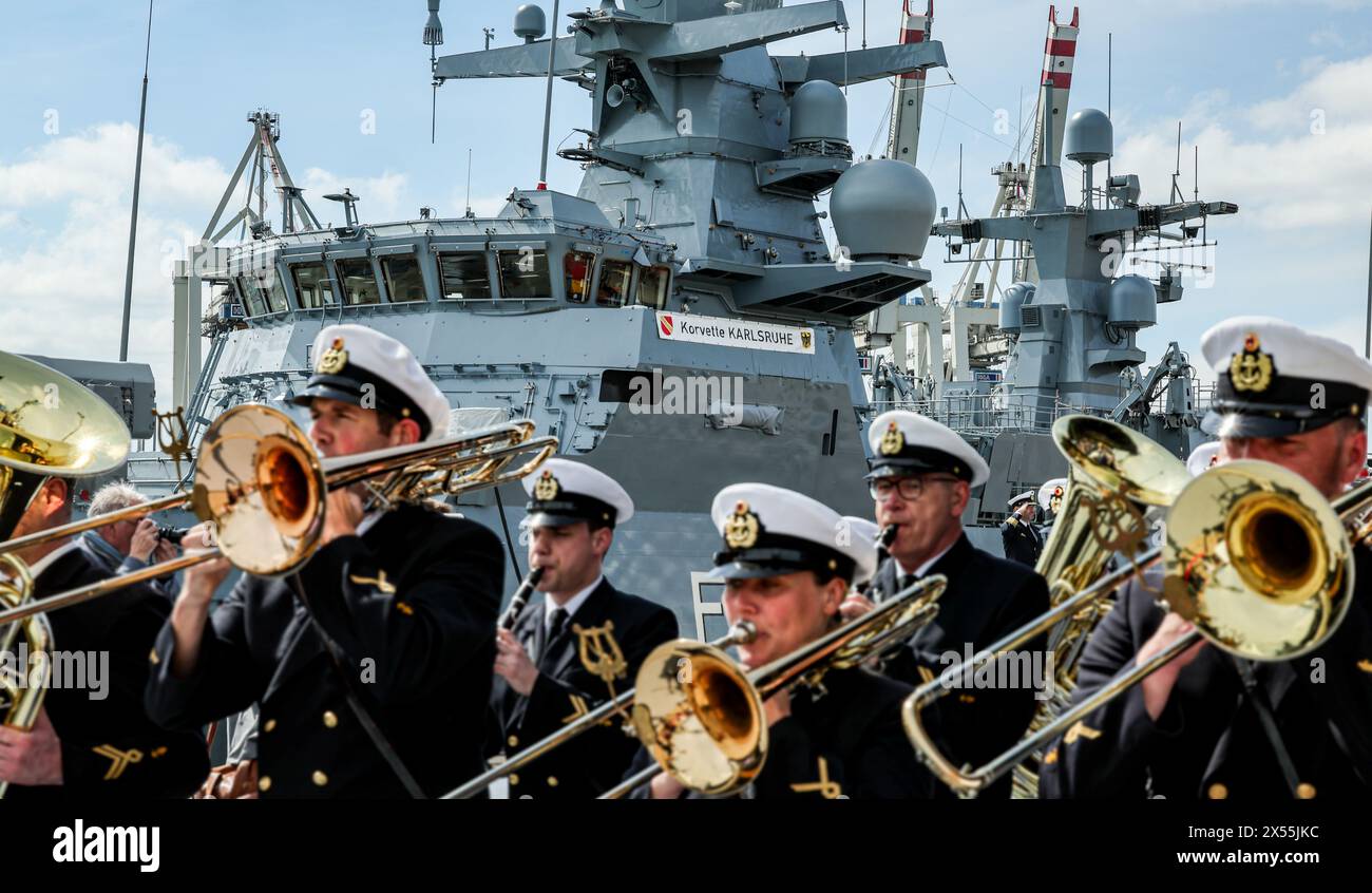 Hambourg, Allemagne. 07 mai 2024. Le Naval Music corps marche devant le navire lors de la cérémonie de baptême de la corvette 'Karlsruhe' à Blohm Voss. La corvette de classe 130 mesure 90 mètres de long et dispose d'un équipage d'environ 60 personnes. Crédit : Ulrich Perrey/dpa/Alamy Live News Banque D'Images