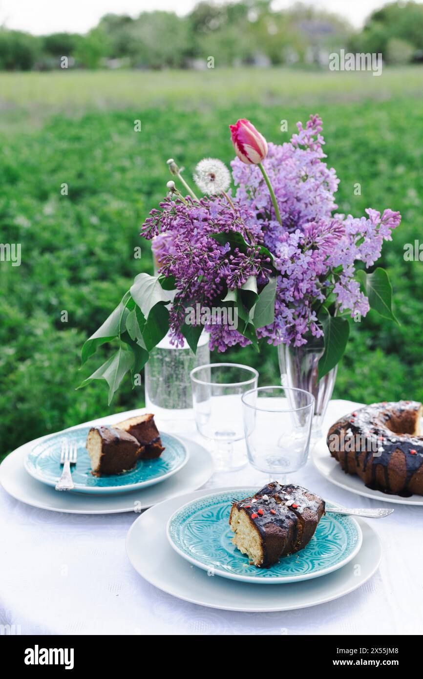 jardin et nature morte. thé dans le jardin - tarte, vase avec bouquet de lilas sur une table Banque D'Images