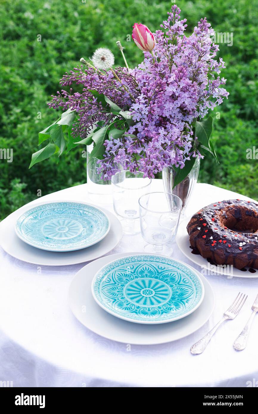 jardin et nature morte. thé dans le jardin - tarte, vase avec bouquet de lilas sur une table Banque D'Images
