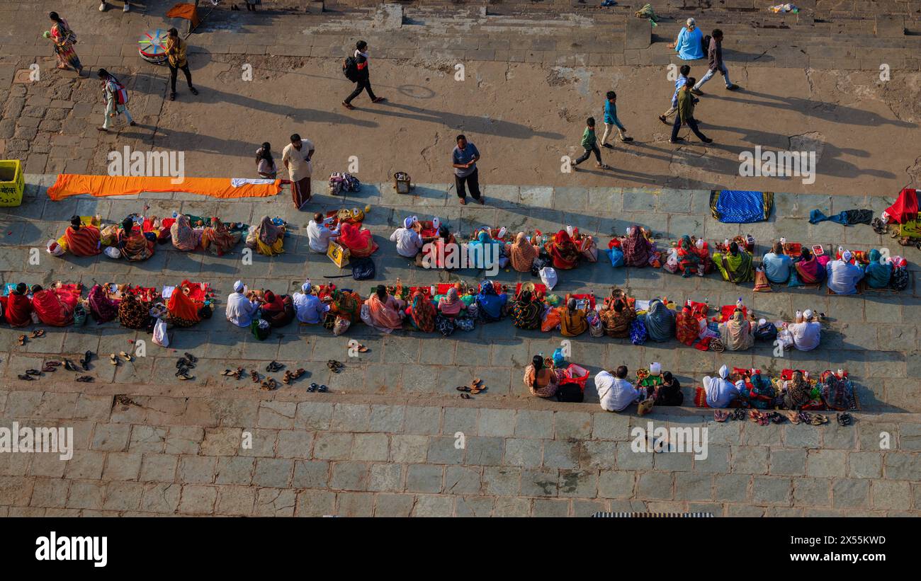 les pèlerins bordent les marches des ghats de maheshwar tandis que les prêtres mènent les prières quotidiennes et les rituels matinaux Banque D'Images