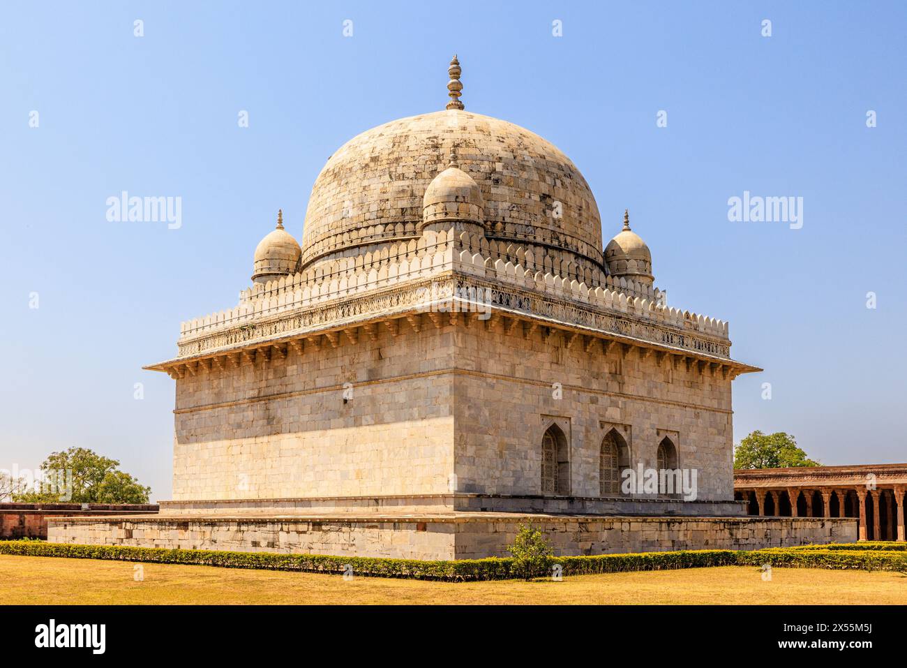 le tombeau de hoshang shah à mandu india vue d'angle de la face nord du mausolée de marbre blanc Banque D'Images