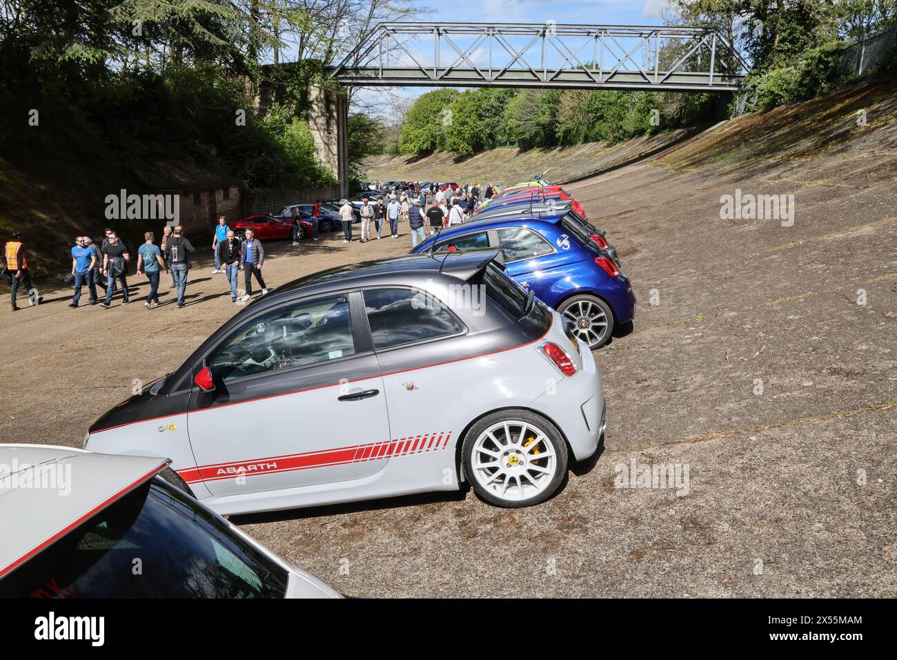 Fiat 500 Abarths alignée sur la piste originale lors de la Journée de la voiture italienne à Brooklands, le 4 mai 2024, Brooklands Museum, Weybridge, Surrey, Angleterre, Royaume-Uni Banque D'Images