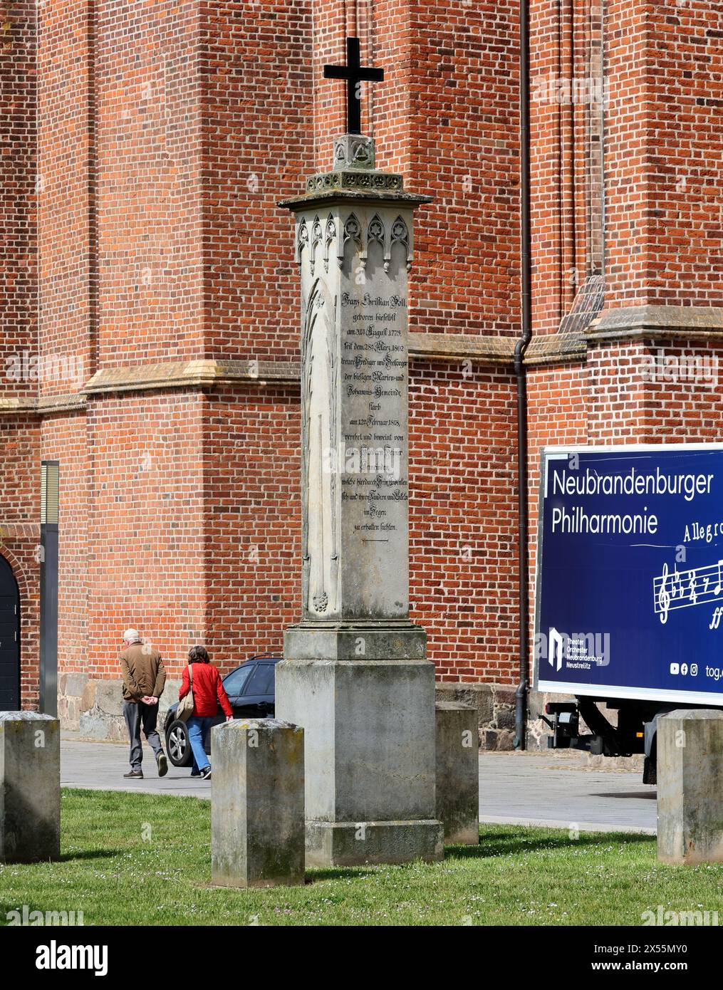 07 mai 2024, Mecklembourg-Poméranie occidentale, Neubrandenburg : le monument au théologien et pasteur de Neubrandenburg Franz Christian Boll (1776-1818) peut à nouveau être vu à côté de l'église de Marie dans le centre-ville après d'importants travaux de restauration. Le monument a été créé par Caspar David Friedrich (1774-1840) après la mort de Boll et est le seul monument réalisé au peintre romantique le plus célèbre. Photo : Bernd Wüstneck/dpa Banque D'Images