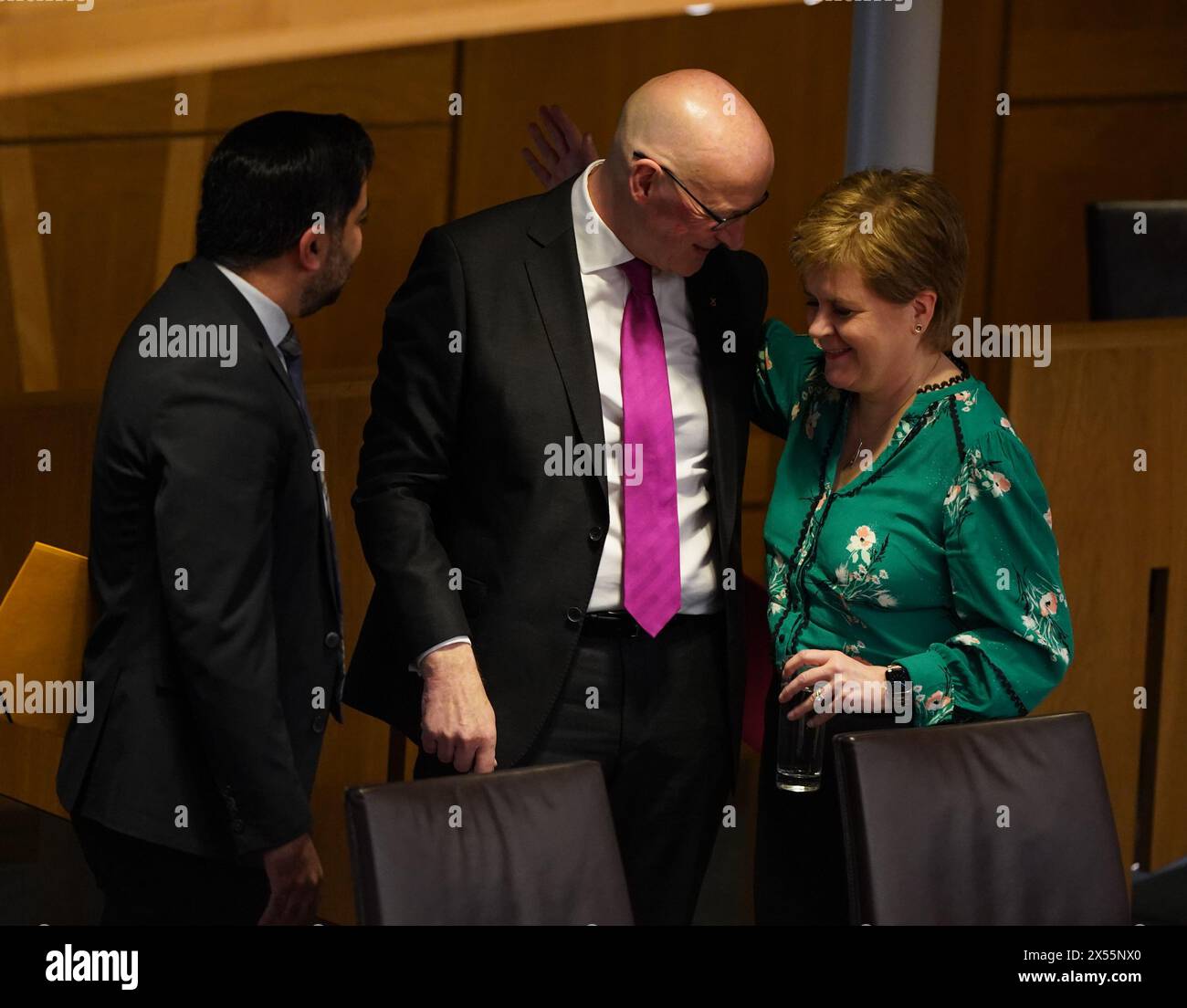 John Swinney (au centre), Humza Yousaf, chef nouvellement élu du Parti national écossais (SNP), et Nicola Sturgeon, ancien premier ministre, après que M. Yousaf ait prononcé son dernier discours en tant que premier ministre sortant au Parlement écossais à Édimbourg. Date de la photo : mardi 7 mai 2024. Banque D'Images
