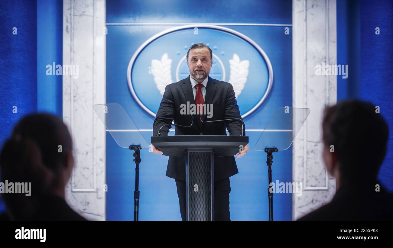 Représentant de l'organisation charismatique saluant les partisans à la conférence dans le bâtiment du gouvernement. Représentant du bureau de presse prononçant un discours lors d'un sommet. Ministre s'adressant au Congrès. Banque D'Images