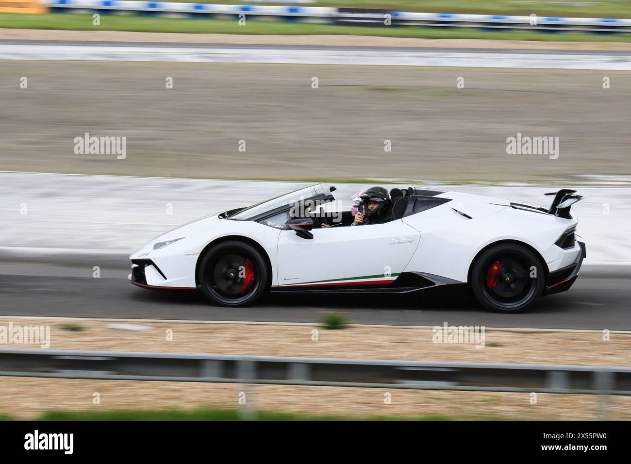 Lamborghini Huracan performante Spyder conduisant sur piste, Italian car Day à Brooklands, 4 mai 2024, Brooklands Museum, Weybridge, Surrey, Angleterre, Royaume-Uni Banque D'Images