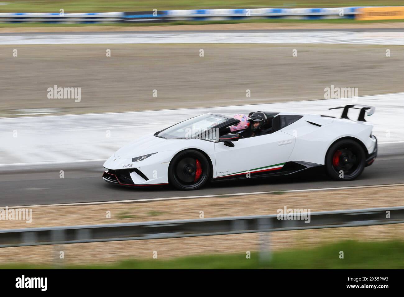 Lamborghini Huracan performante Spyder conduisant sur piste, Italian car Day à Brooklands, 4 mai 2024, Brooklands Museum, Weybridge, Surrey, Angleterre, Royaume-Uni Banque D'Images