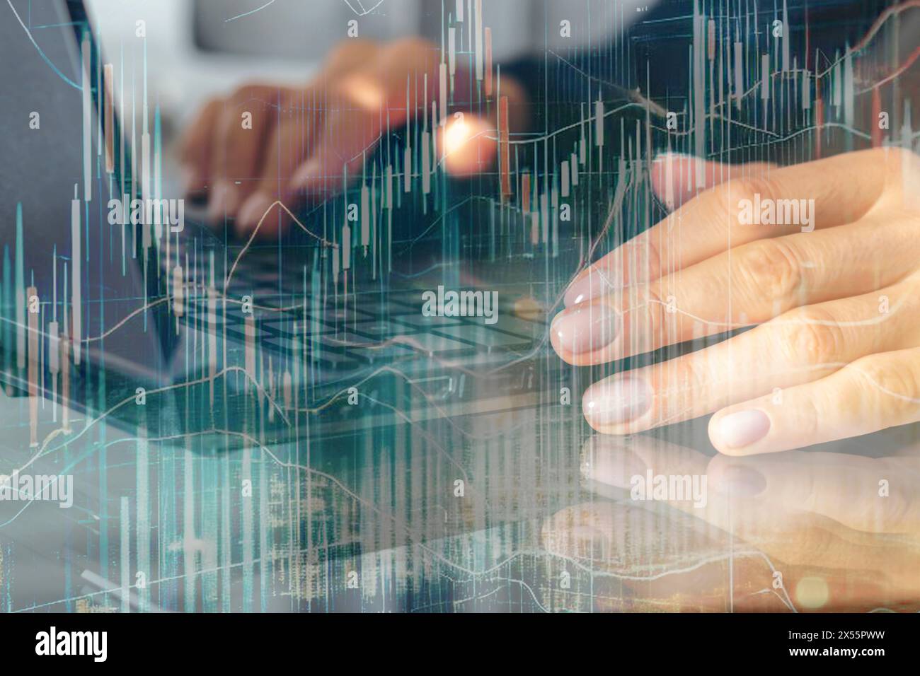 Gros plan de la femme avec de belles mains dans la tenue d'affaires, travaillant sur l'ordinateur portable dans le bureau. Graphiques de trading au premier plan Banque D'Images