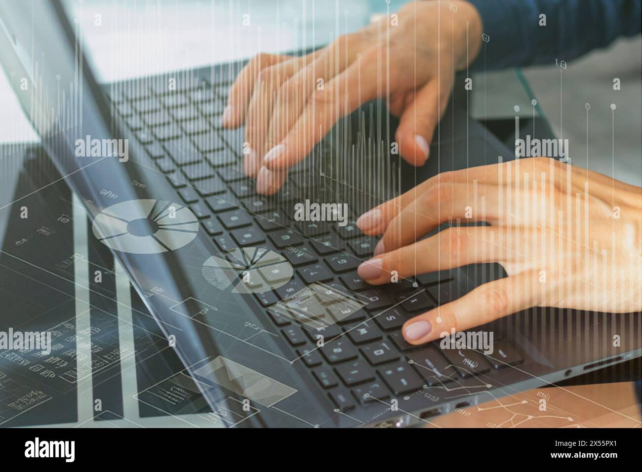 Gros plan de la femme avec de belles mains dans la tenue d'affaires, travaillant sur l'ordinateur portable dans le bureau. Graphiques de trading au premier plan Banque D'Images