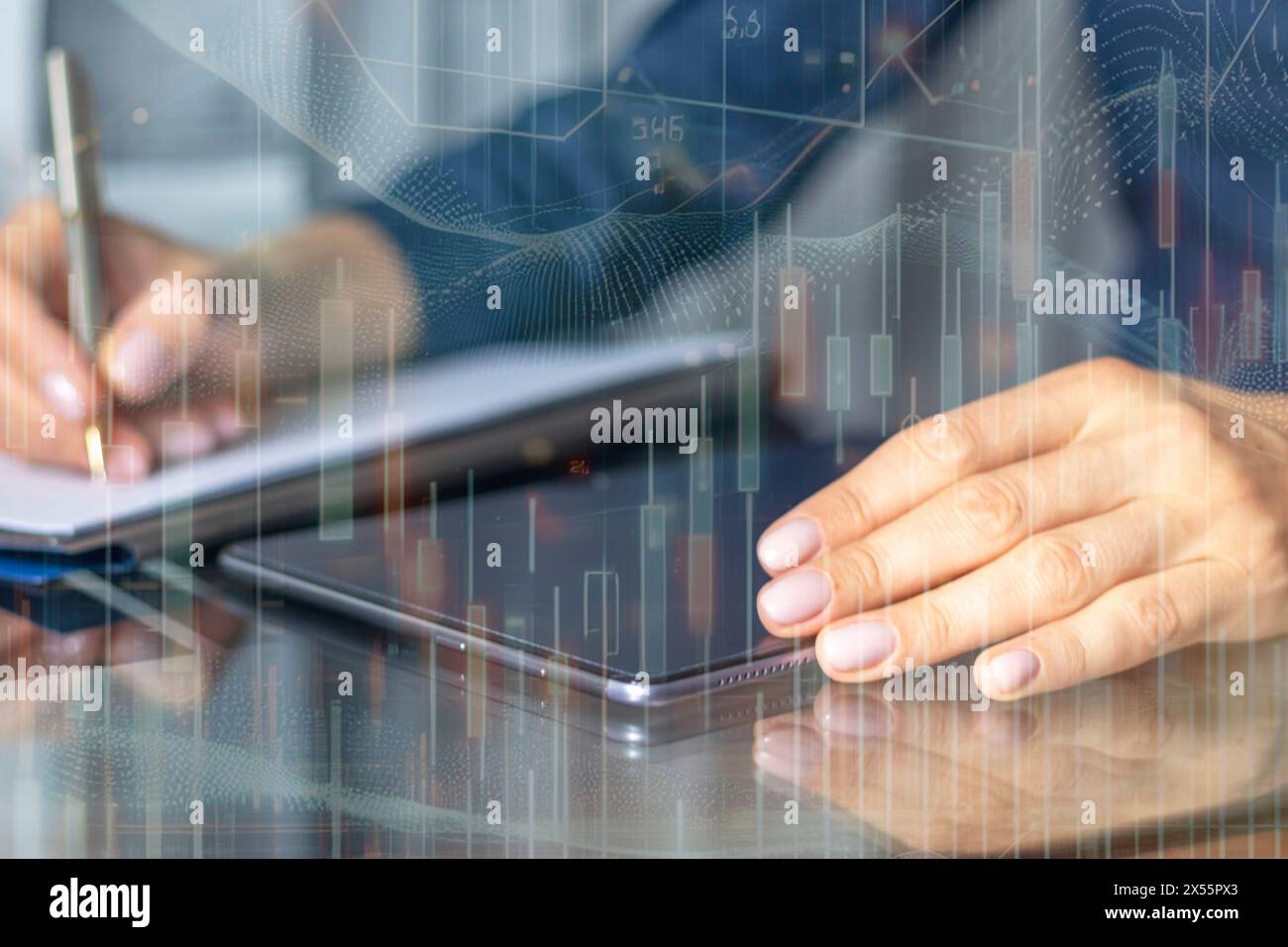Gros plan de la femme avec de belles mains dans la tenue d'affaires, travaillant sur la tablette dans le bureau. Graphiques de trading au premier plan Banque D'Images