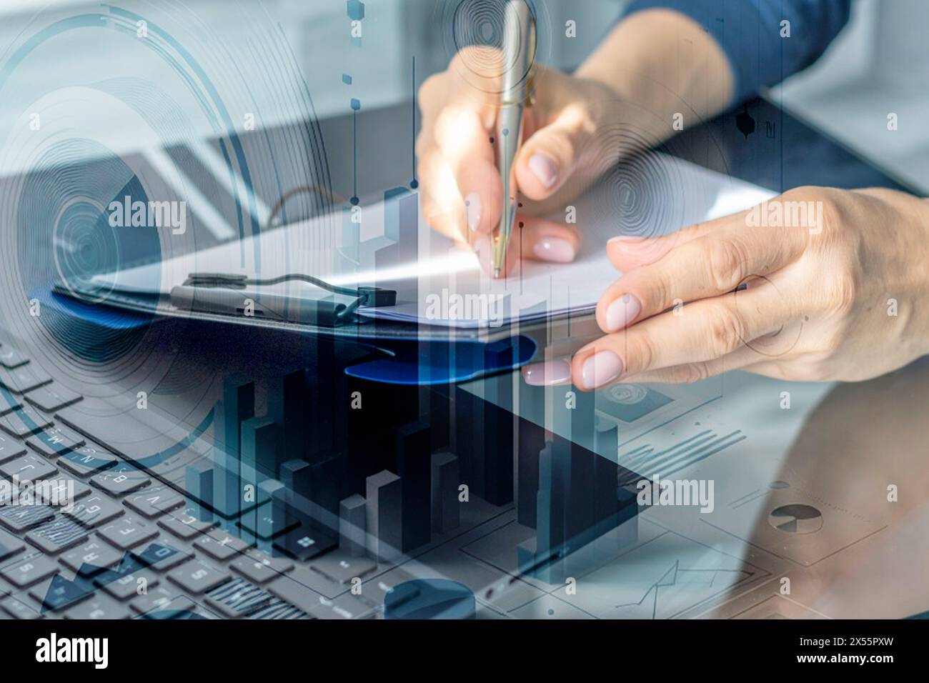 Gros plan de la femme avec de belles mains dans la tenue d'affaires, travaillant sur la tablette dans le bureau, prenant des notes. Graphiques de trading sur le foreg Banque D'Images