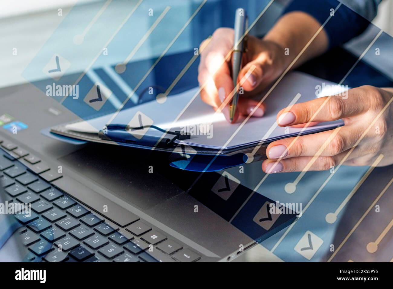 Gros plan de la femme avec de belles mains dans la tenue d'affaires, travaillant sur l'ordinateur portable dans le bureau, prenant des notes. Liste des tâches avec case cochée Banque D'Images