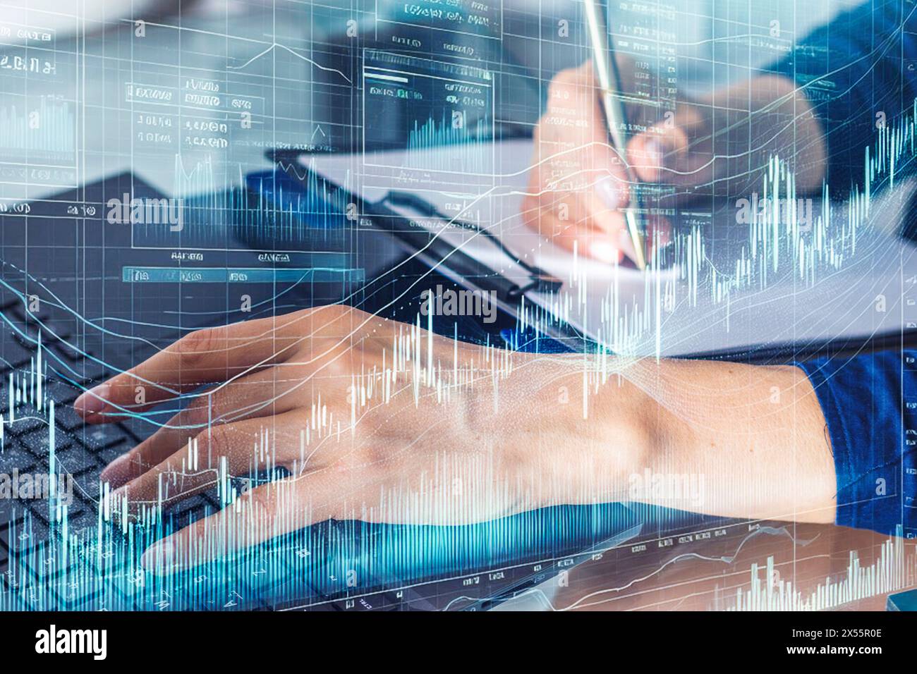 Gros plan de la femme avec de belles mains dans la tenue d'affaires, travaillant sur l'ordinateur portable dans le bureau, prenant des notes Banque D'Images