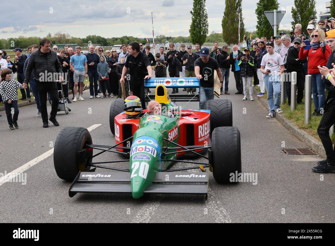 F1 Benetton B190 (ex Nelson Piquet car) conduite à Italian car Day, Brooklands le 4 mai 2024, Weybridge, Surrey, Royaume-Uni Banque D'Images