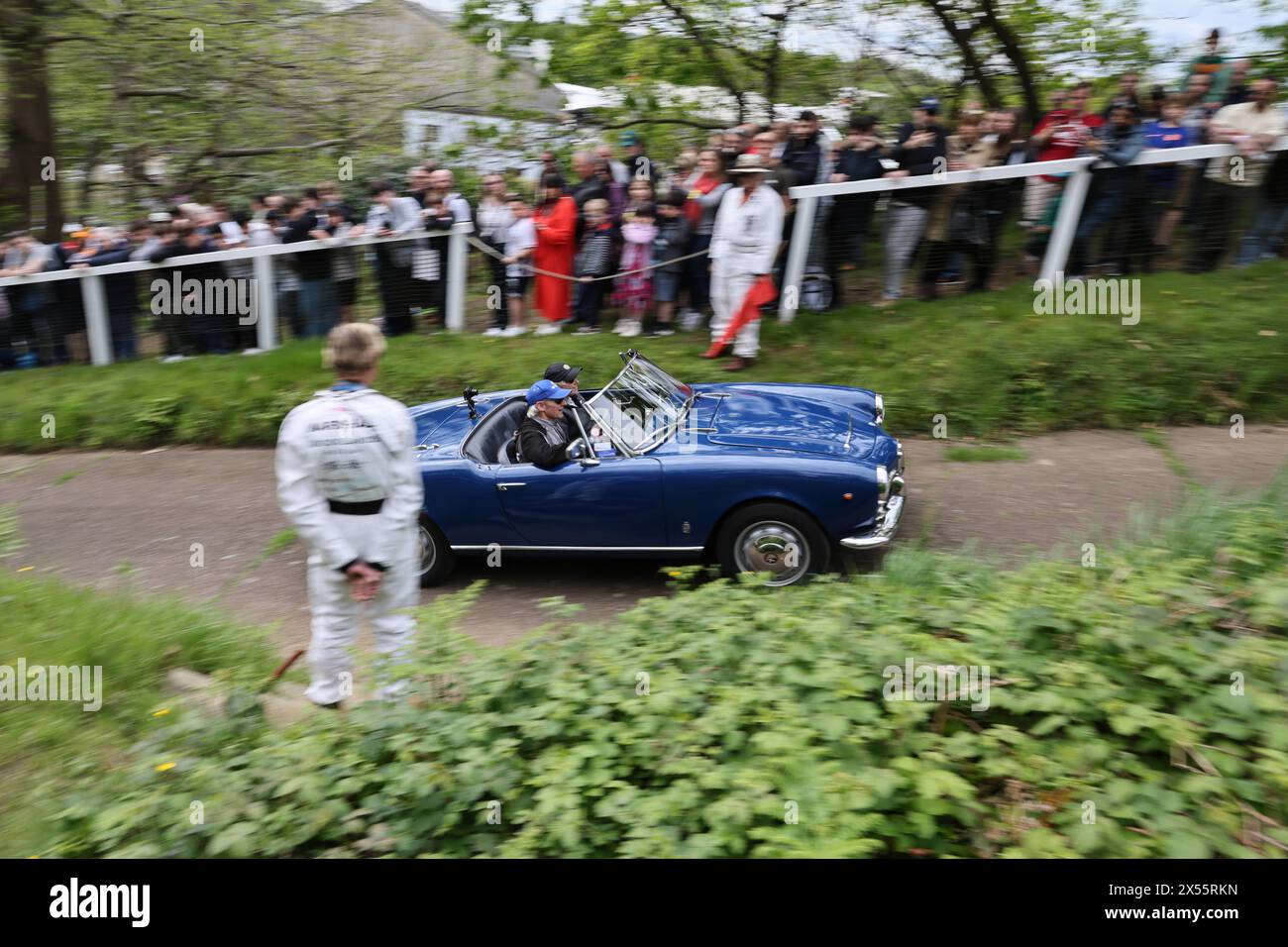 1963 Alfa Romeo Giulia 1600 Spider conduisant jusqu'à la colline d'essai à la Journée de l'automobile italienne à Brooklands, 4 mai 2024, Brooklands Museum, Weybridge, Surrey, Angleterre Banque D'Images