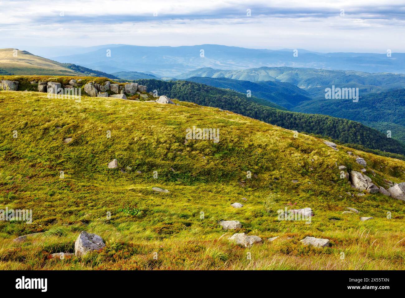 paysage montagneux avec des rochers sur les collines herbeuses vallonnées dans la lumière du matin. paysage naturel des carpates. mnt. runa a aussi appelé smooth mountain Banque D'Images