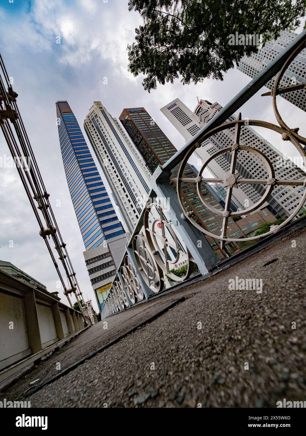 gratte-ciel de singapour sous un angle extrême et une perspective extrême Banque D'Images