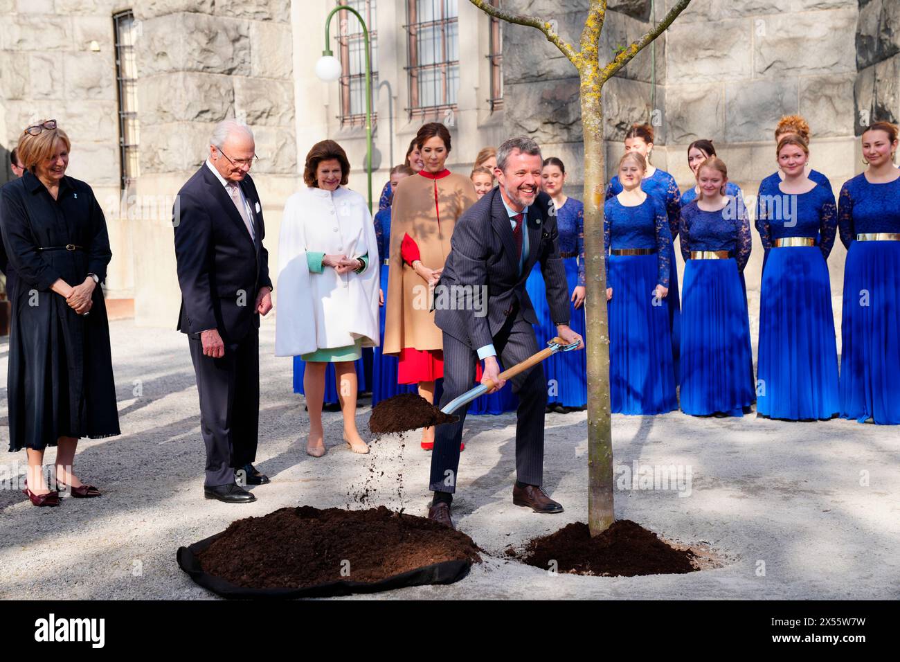 Le roi Frederik X et la reine Marie, ainsi que le couple royal suédois et le couple prince héritier, participent à une visite au Musée nordique de Stockholm, le mardi 7 mai 2024. Au Musée nordique, le couple royal participe à une visite de l'exposition 'Nordbo', qui raconte les gens et la vie dans les pays nordiques au cours des 500 dernières années. Le couple royal plante par la suite un pommier de Graasten. Lundi et mardi, le couple royal danois effectue sa première visite d’État en Suède. Lors de la visite d’Etat, le couple royal rencontrera, entre autres, des astronautes danois et suédois, Banque D'Images