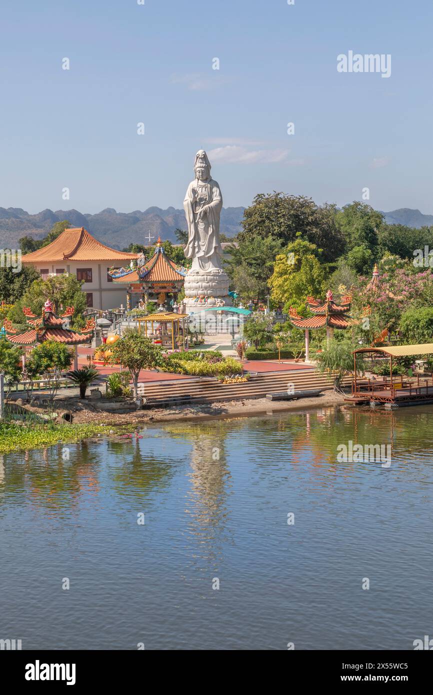 Wihan Phra Phothisat Kuan Im, un magnifique temple de style chinois situé le long de la rivière Khwae à Kanchanaburi, Thaïlande. Banque D'Images