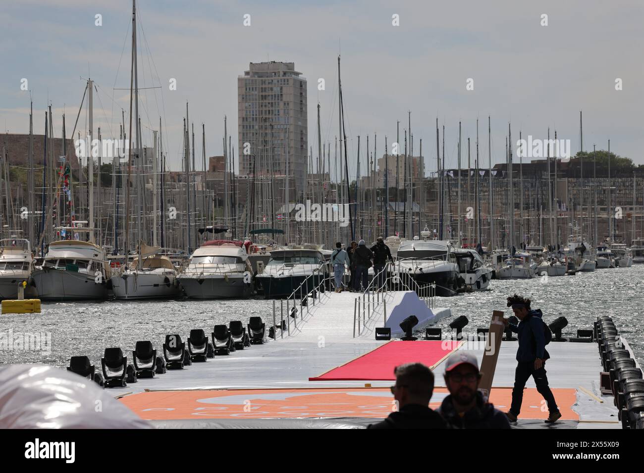 Marseille ; 07/05/2024 ; ambiance sur le Vieux Port à j-1 de l'arrivée de la flamme olympqie : montage de la scène qui va accueillir la flamme olympique et le concert de Soprano et Alonzo, sur le parvis du Vieux Port. La police, la gendarmerie très présente sur le terrain préparatoire la sécurisation de l'espace public. Les touristes sont envoyés en nombre pour l'événement. Marseille, France, 7 mai 2024 ambiance dans le Vieux-Port le 1er jour de l'arrivée de la flamme olympique : montage de la scène qui accueillera la flamme olympique et le concert par Banque D'Images