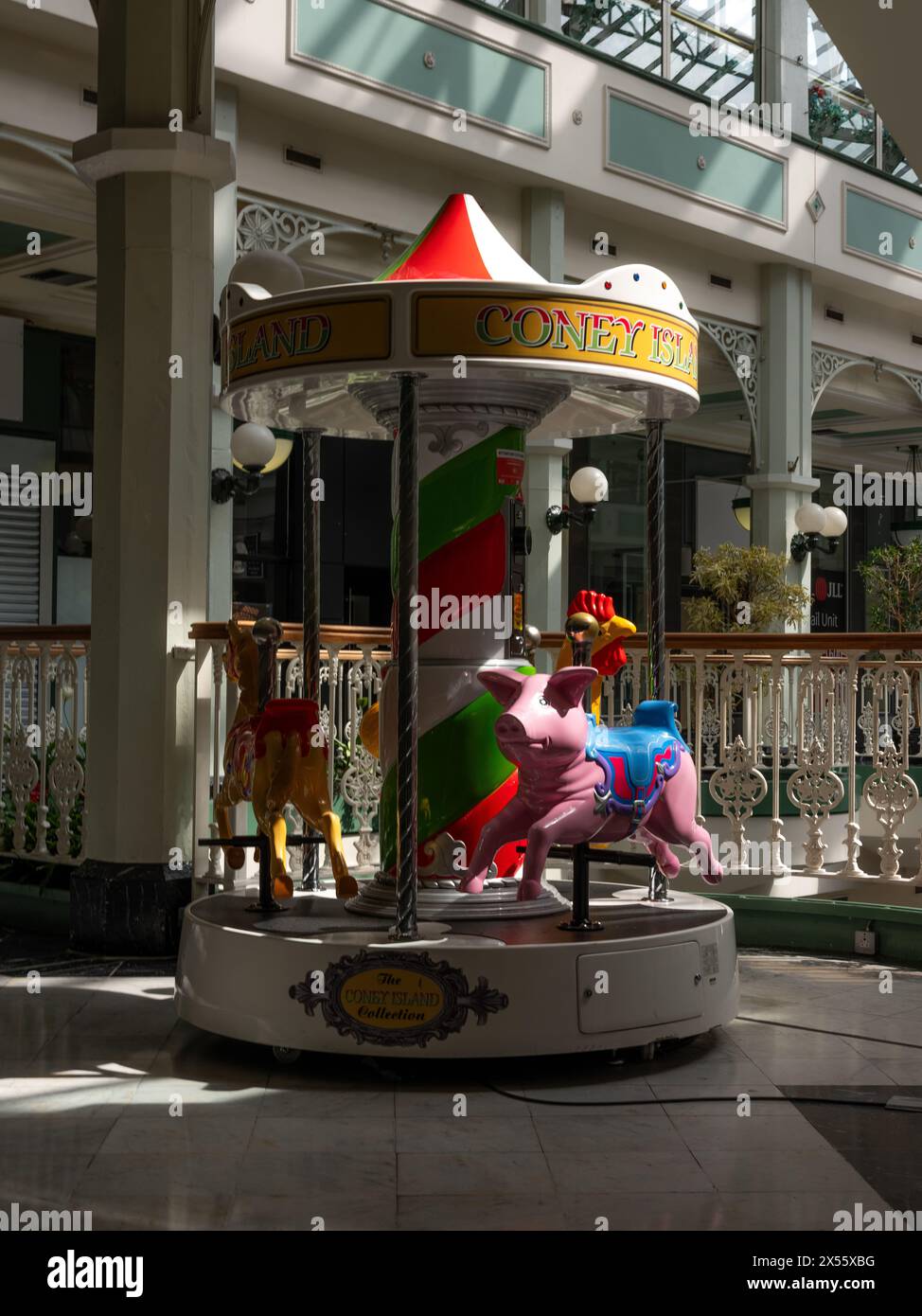 Un rond-point pour enfants dans un centre commercial de la ville de Dublin, Irlande. Banque D'Images