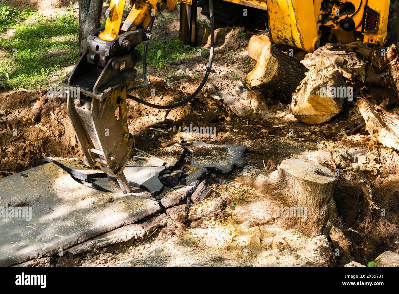 excavatrice avec marteau hydraulique brise l'asphalte vieux. le marteau brise l'asphalte. Photo de haute qualité Banque D'Images