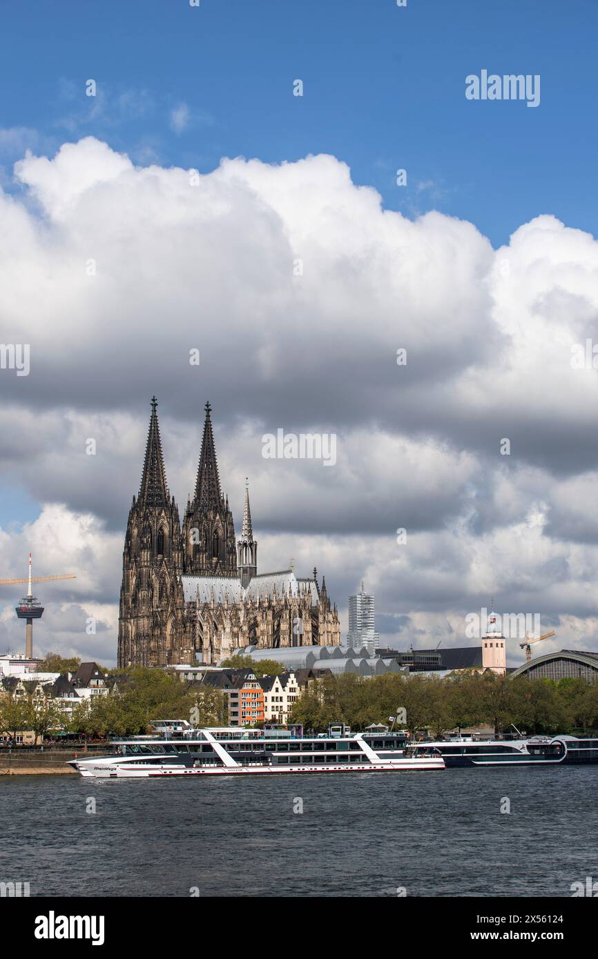Vue sur le Rhin à la cathédrale gothique, Musée Ludwig, excursion, Cologne, Allemagne. Blick ueber den Rhein zum Dom, Museum Ludwig, Ausfl Banque D'Images