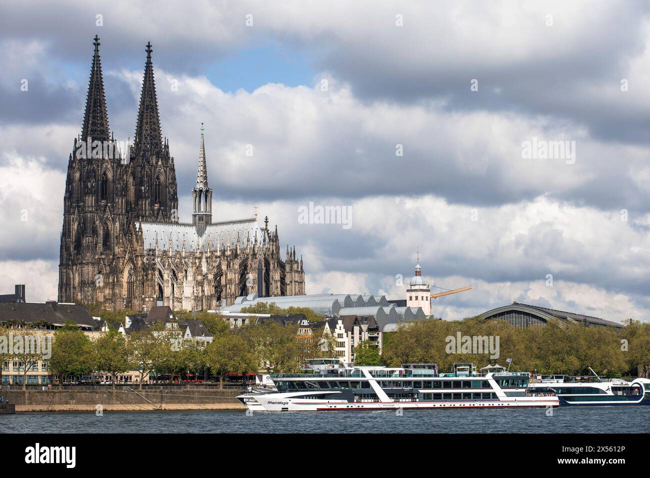 Vue sur le Rhin à la cathédrale gothique, Musée Ludwig, gare principale, excursion, Cologne, Allemagne. Blick ueber den Rhein zum Dom, Musée Banque D'Images