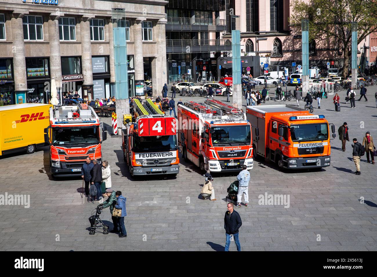 Les pompiers sont garés devant la gare centrale de Cologne, Allemagne. Feuerwehrfahrzeuge stehen vor dem Hauptbahnhof, Koeln, Deutschland. Banque D'Images