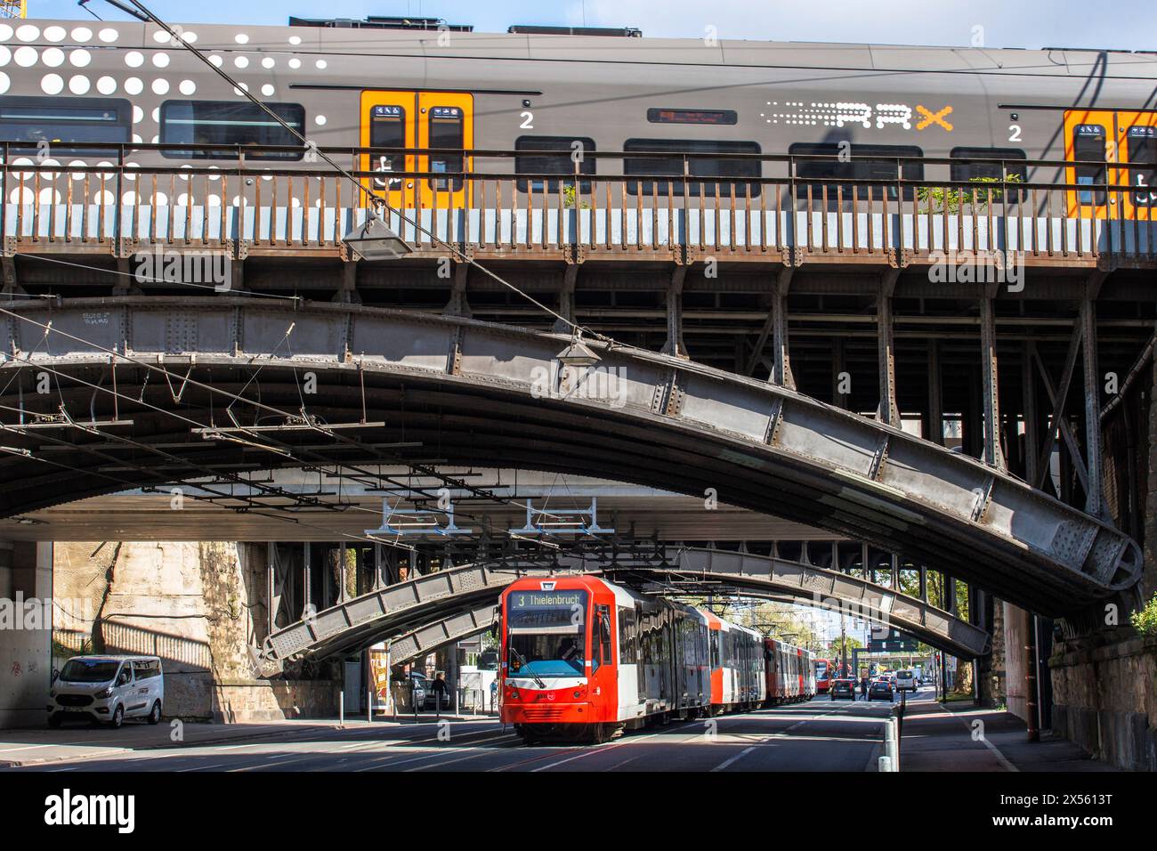 Train régional Rhein-Ruhr Express sur l'un des ponts sur la rue Deutz-Muelheimer dans le quartier Deutz, ligne de tramway 3, Cologne, Allemagne. RH Banque D'Images