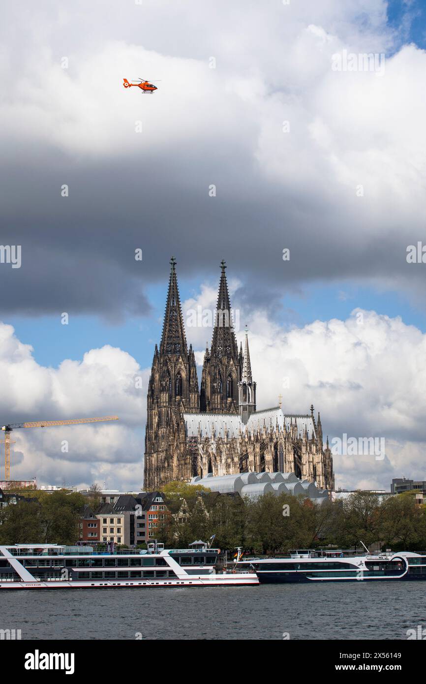 Vue sur le Rhin à la cathédrale gothique, Musée Ludwig, excursion, Cologne, Allemagne. Blick ueber den Rhein zum Dom, Museum Ludwig, Ausfl Banque D'Images